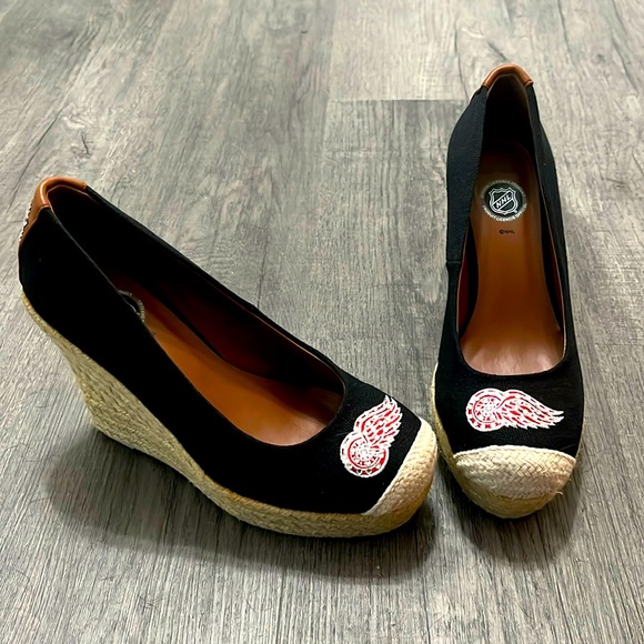 NHL Detroit Red Wings Size 7 NEVER WORN Wedge - Picture 3 of 8